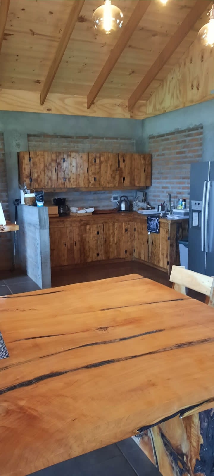 Cocina rústica en madera nativa con mesa artesanal